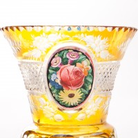 Puchar szklany z dekoracją kwiatową w medalionie, Czechy, ok. 1900.